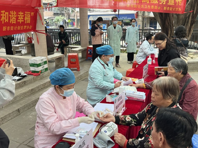 新市街开展生殖健康咨询服务宣传(图)